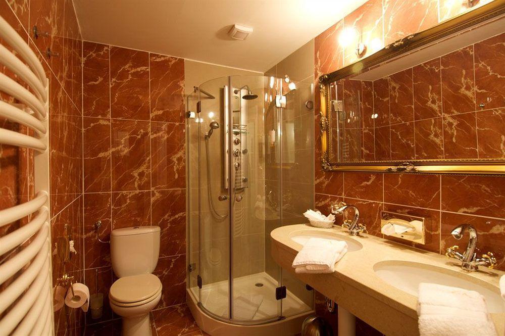 Schlosshotel Burghaus Kronenburg クローネンブルク エクステリア 写真